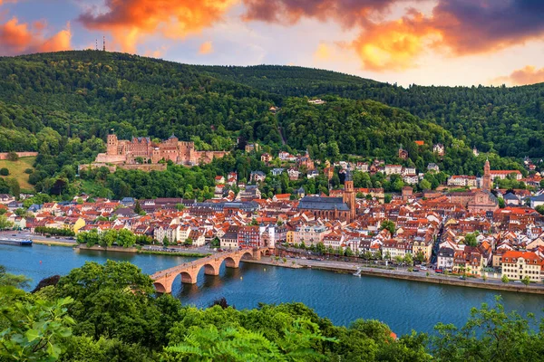 Zabytkowe Piękne Miasto Heidelberg Rzeką Neckar Niemcy Miasto Heidelberg Słynnym — Zdjęcie stockowe