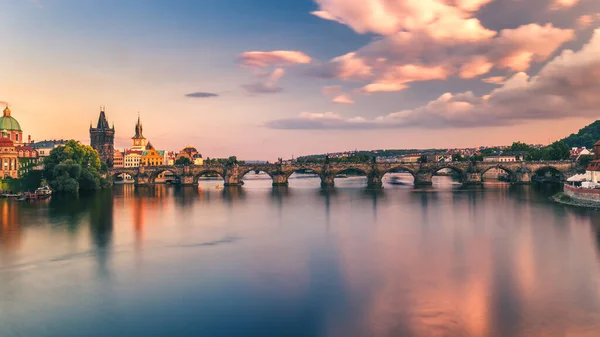 カレル橋 プラハ チェコ共和国の有名な象徴的なイメージ 世界旅行 観光の概念 — ストック写真