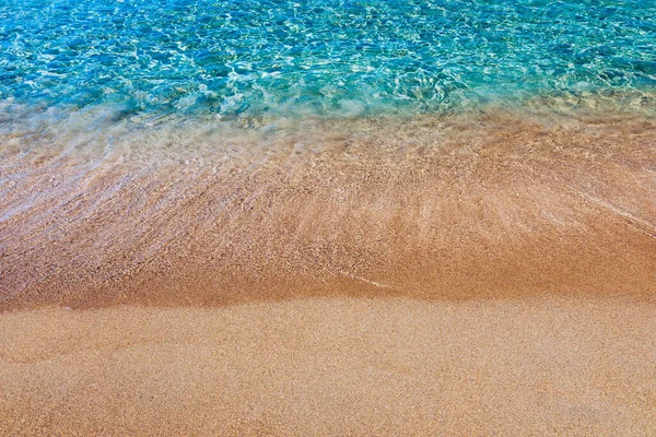 空と自由空間と黄色の暖かい砂と夏の海 空と夏の日 夏の日にビーチと海 旅行のコンセプト 休暇とリラクゼーション 夏の砂浜と海の背景 — ストック写真