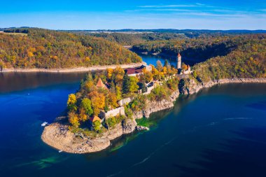 Zvikov kalesinin havadan görünüşü, Çek. Güney Bohemya Bölgesi 'nde Vltava ve Otava nehirlerinin kesiştiği yerdeki Zvikov kalesi. Çek Cumhuriyeti 'nin Bohemya' nın güneyindeki Zvikov Kalesi.