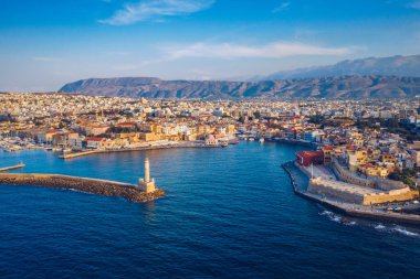 Chania 'nın eski bir limanı. Girit adasının simgeleri. Yunanistan. Eski limanı ve ünlü deniz feneri Girit, Yunanistan 'ın güzel Chania kentinin havadan manzarası.
