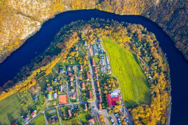 Maj 'ın bakış açısından Vltava nehrinin güzel manzarası. Çek Cumhuriyeti, Krnany, Avrupa. Çek Cumhuriyeti 'nin orta Bohemya kentinde Prag' ın yanındaki Maj bakış açısı. İnanılmaz Vyhlidka Maj 'ın havadan görünüşü.