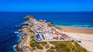Portekiz 'in batı kıyısındaki okyanusun kıyısındaki Baleal naer Peniche adasının havadan görünüşü. İnanılmaz plajları ve sörfçüleri olan Baleal Portugal. Portekiz Baleal 'in havadan görünüşü.