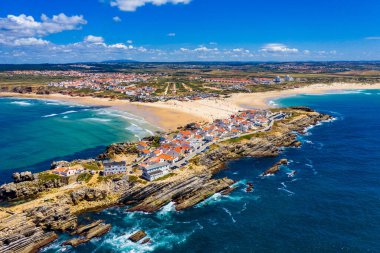 Portekiz 'in batı kıyısındaki okyanusun kıyısındaki Baleal naer Peniche adasının havadan görünüşü. İnanılmaz plajları ve sörfçüleri olan Baleal Portugal. Portekiz Baleal 'in havadan görünüşü.