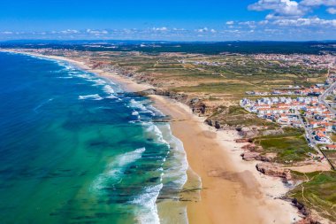 Campismo plajı, Dunas plajı ve Portekiz 'in batı kıyısındaki Atlantik Okyanusu kıyısında Peniche yakınlarında bulunan Baleal Adası. Portekiz, Peniche yakınlarındaki Baleal yarımadasındaki güzel Baleal plajı..