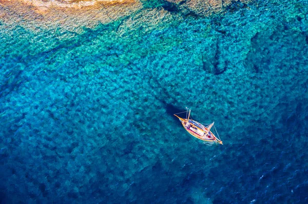 Luftaufnahme Einer Verankerten Segeljacht Smaragdgrünen Meer Luftaufnahme Eines Bootes Wassersport — Stockfoto