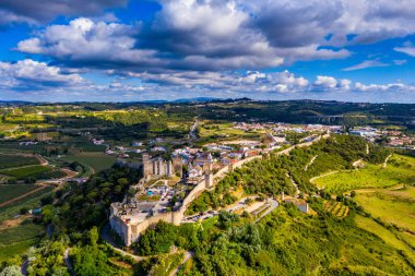 Lizbon, Portekiz yakınlarındaki tarihi duvarlı Obidos kasabasının hava manzarası. Portekiz, Obidos Ortaçağ Kasabası 'nın hava görüntüleri. Obidos 'taki ortaçağ kalesinin havadan görünüşü. Portekiz.