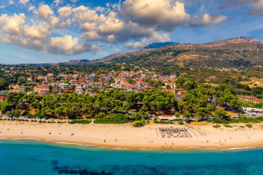 Skala Beach manzarası yukarıdan, Cephalonia, Yunanistan. Yunanistan 'ın Kefalonia adasındaki Skala' nın ünlü plajı. Beethe Skala plajı, Kefalonia adası, İyon denizi, Yunanistan. 