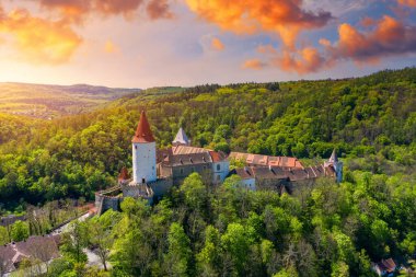 Çek Cumhuriyeti, Avrupa 'daki Krivoklat Kalesi' nin havadan görünüşü. Çek Cumhuriyeti 'nin orta kesimindeki Krivoklat' ın ünlü ortaçağ kalesi. Krivoklat Kalesi, Orta Çağ kraliyet kalesi Orta Bohemya, Çek Cumhuriyeti. 