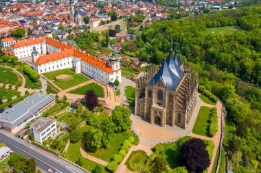 Kutna Hora, Çek Cumhuriyeti 'nin UNESCO dünya mirası olan Saint Barbara Kilisesi ile birlikte görülüyor. Kutna Hora 'nın tarihi merkezi, Çek Cumhuriyeti, Avrupa. 