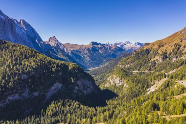 Lago Fedaia (Fedaia Gölü), Fassa Vadisi, Trentino Alto Adige, bir yapay göl ve Marmolada Massif 'in eteklerinde yer alan Canazei kenti yakınlarında bir baraj. Fedaia Gölü, İtalya 'da Belluno ili..
