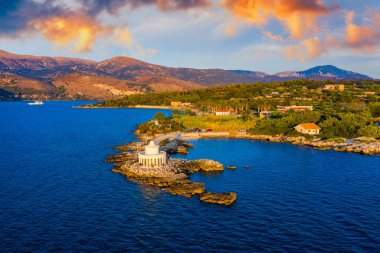 Yunanistan 'ın Lassi, Argostoli, Kefalonia adasındaki Saint Theodore Deniz Feneri' nin havadan görünüşü. Kefalonia adasındaki Saint Theodore deniz feneri, Argostoli kasabası, Yunanistan, Avrupa.
