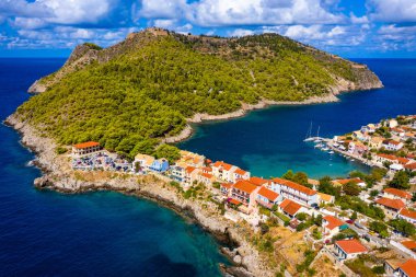 Yunanistan 'ın Cefalonia kentindeki Assos adasındaki güzel ve renkli geleneksel balıkçı köyünün insansız hava aracı görüntüsü. Sefalonya 'daki Assos Yarımadası (Kefalonia), Yunanistan