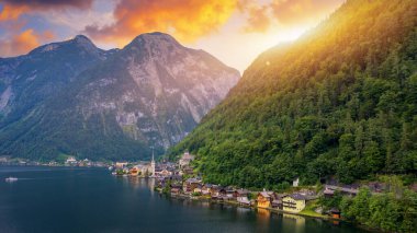 Avustralya dağ köyü Hallstatt ve Hallstatter Gölü 'nün havadan görünüşü. Güzel yaz zamanı. Salzkammergut, Avusturya. Hallstatt Köyü, Salzkammergut, Avusturya.