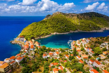 Yunanistan 'ın Cefalonia kentindeki Assos adasındaki güzel ve renkli geleneksel balıkçı köyünün insansız hava aracı görüntüsü. Sefalonya 'daki Assos Yarımadası (Kefalonia), Yunanistan