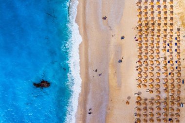 İkonik turkuaz ve safir körfez ve Myrtos, Kefalonia (Cephalonia) adasının hava aracı görüntüsü, İyonya, Yunanistan. Myrtos Sahili, Kefalonia Adası, Yunanistan. Myrtos plajının güzel manzarası.