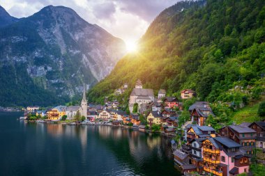 Avustralya dağ köyü Hallstatt ve Hallstatter Gölü 'nün havadan görünüşü. Güzel yaz zamanı. Salzkammergut, Avusturya. Hallstatt Köyü, Salzkammergut, Avusturya.