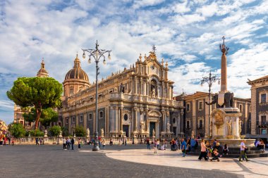 Piazza del Duomo, Catania 'da bir yaz günü, Saint Agatha' lı Duomo ve Fil Çeşmesi ile. Sicilya, güney İtalya. Catania, Sicilya, İtalya 'daki Piazza del Duomo' daki Katedral Sant Agata Manzarası.