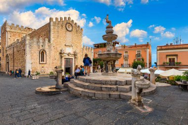 Sicilya 'daki Taormina şehrindeki Bari Katedrali' nin önü. Taormina Katedrali (Duomo di Taormina / Duomo di San Nicolo di Bari), Taormina, Sicilya, İtalya.