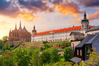 Kutna Hora, Çek Cumhuriyeti 'nin UNESCO dünya mirası olan Saint Barbara Kilisesi ile birlikte görülüyor. Kutna Hora 'nın tarihi merkezi, Çek Cumhuriyeti, Avrupa. 