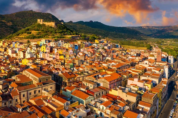 从空中俯瞰美丽的博萨村 那里有五颜六色的房屋和一座中世纪的城堡 博萨座落在意大利撒丁岛的北部 Sardegna Bosa村彩色住房的空中景观 — 图库照片