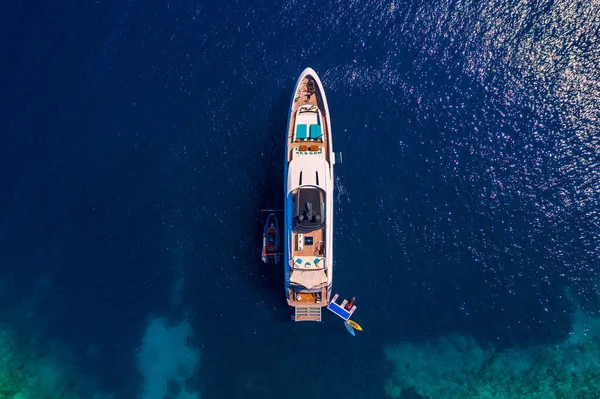 Luchtfoto Van Verankerd Zeiljacht Smaragdgroene Zee Luchtfoto Van Een Boot — Stockfoto