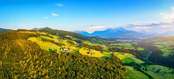 Green Meadows Alpine Houses Mountain Peaks Salzburger Area Austria — Stock Photo, Image