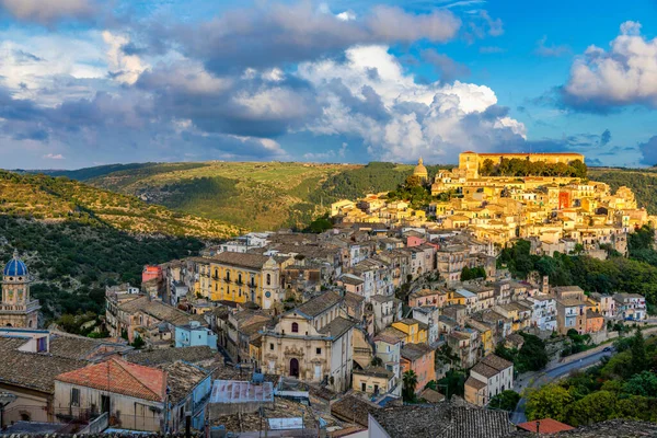 Ragusa (Ragusa Ibla), İtalya 'nın Sicilya adasındaki UNESCO miras kasabası. Ragusa İbla 'daki şehir manzarası, Ragusa ili, Val di Noto, Sicilya, İtalya. 