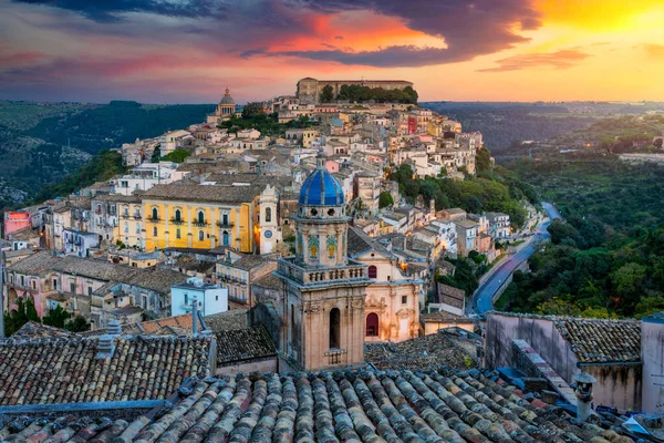 Ragusa (Ragusa Ibla), İtalya 'nın Sicilya adasındaki UNESCO miras kasabası. Ragusa İbla 'daki şehir manzarası, Ragusa ili, Val di Noto, Sicilya, İtalya. 