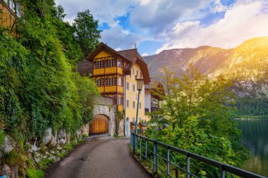 Avusturya Alpleri 'ndeki ünlü Hallstatt dağ köyü yazın güzel bir ışıkla Salzkammergut bölgesi, Hallstatt, Avusturya. Avusturya Alplerinde Hallstatter Gölü 'ndeki Hallstatt Köyü.