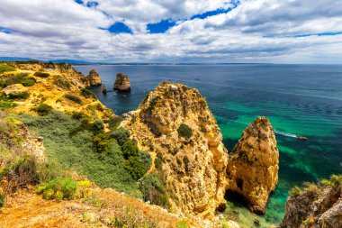 Panoramik görünümü, Algarve Lagos yakınlarındaki Ponta da Piedade, Portekiz. Ponta da Piedade, Algarve bölgesinde, Portekiz'de denizde uçurum kayalar ve turist teknesi. Ponta da Piedade, Algarve region, Portekiz.