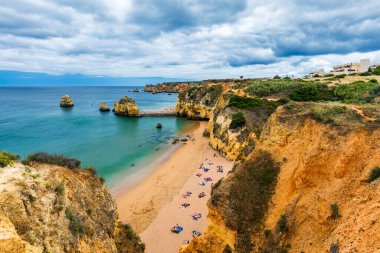 Turkuaz deniz suyu ve kayalıklar, Portekiz ile Praia Dona Ana plaj. Güzel Dona Ana Beach (Praia Dona Ana) Lagos, Algarve, Portekiz.