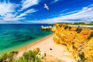 Praia dos Tres Castelos, Güney Portekiz, Portimao, Algarve bölgesinde. Atlantik Okyanusu 'nun manzarası, Tres Castelos sahilinde kıyılar ve kayalar (Praia dos Tres Castelos), Algarve, Portimao, Portekiz.