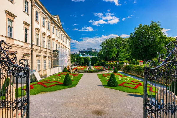 Beautiful View Famous Mirabell Gardens Old Historic Fortress Hohensalzburg Background — Foto de Stock