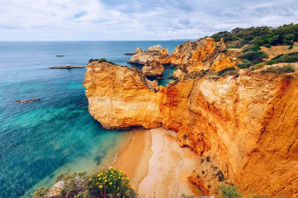 Uitzicht Prachtig Strand Met Goudkleurige Rotsen Alvor Stad Algarve Portugal — Stockfoto