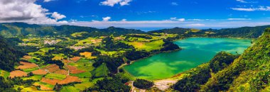 Portekiz, Azores, Sao Miguel adasındaki Lagoa das Furnas 'ın hava manzarası. Sao Miguel, Azores, Portekiz üzerinde Pico do Ferro manzaralı Furnas Gölü (Lagoa das Furnas).