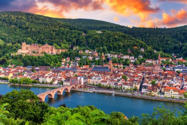 Heidelberg ufuk çizgisi yukarıdan görünüyor. Heidelberg ufuk çizgisi, Almanya 'nın eski nehir ve köprü manzarası. Heidelberg 'in hava görüntüsü, Almanya Eski Kasabası. Heidelberg 'in hava görüntüsü.