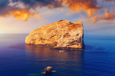 İtalya, Sardinya 'daki Isola Forada' daki Capo Caccia 'dan görüntü. İtalya 'nın Sardunya adasındaki Alghero kasabası yakınlarındaki 
