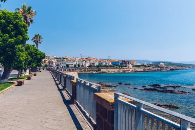 Alghero eski kasabası, güzel bir günde Alghero sokak manzarası. Alghero, İtalya. Alghero, Sardinya, İtalya 'nın panoramik hava manzarası. 