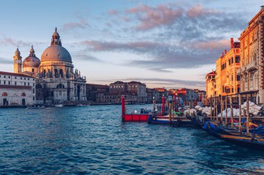 İtalya, Venedik 'te Sunrise' da Santa Maria della Salute. Accademia Köprüsü 'nün Kanal Grande gündoğumu. Venedik, İtalya. Venedik arkaplanı.