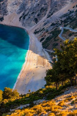 İkonik turkuaz ve safir körfez ve Myrtos, Kefalonia (Cephalonia) adasının hava aracı görüntüsü, İyonya, Yunanistan. Myrtos Sahili, Kefalonia Adası, Yunanistan. Myrtos plajının güzel manzarası.