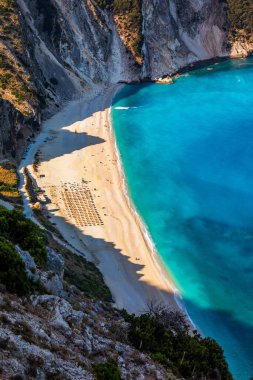 İkonik turkuaz ve safir körfez ve Myrtos, Kefalonia (Cephalonia) adasının hava aracı görüntüsü, İyonya, Yunanistan. Myrtos Sahili, Kefalonia Adası, Yunanistan. Myrtos plajının güzel manzarası.
