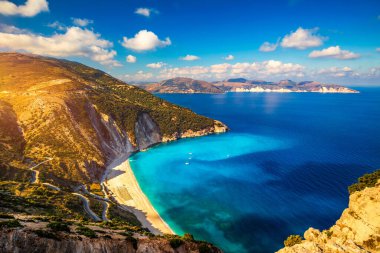 Yunanistan 'ın başkenti Kefalonia' dan ünlü Myrtos plajı. Myrtos Sahili, Kefalonia Adası, Yunanistan. Myrtos Sahili, İyon Adası, Kefalonya (Cephalonia), Yunanistan.