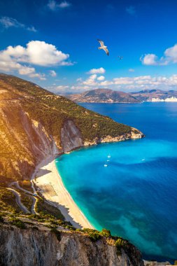 İkonik turkuaz ve safir körfez ve Myrtos, Kefalonia (Cephalonia) adasının hava aracı görüntüsü, İyonya, Yunanistan. Myrtos Sahili, Kefalonia Adası, Yunanistan. Myrtos plajının güzel manzarası.