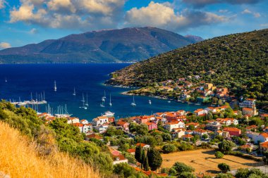 Sefalonya veya Kefalonia adasındaki Agia Effimia köyü, İyon Denizi, Yunanistan. Agia Effimia kasabası, Kefalonia, Yunanistan.