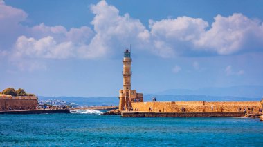 Yunanistan 'ın Girit kentindeki eski Chania limanında Venedik limanı ve deniz feneri panoraması. Yunanistan, Chania 'daki eski Venedik deniz feneri. Yunanistan 'ın Chania kentindeki eski Venedik limanının deniz feneri.
