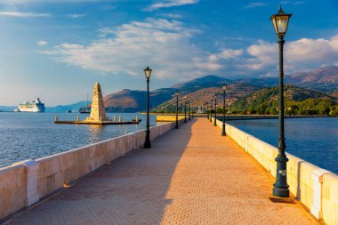 Kefalonia adasındaki Argostoli şehrindeki De Bosset Köprüsü manzarası. De Bosset Köprüsü Argostoli, Kefalonia 'da göl kenarında. Argostoli, Kefalonia, Yunanistan 'daki Obelisk ve de Bosset köprüsü