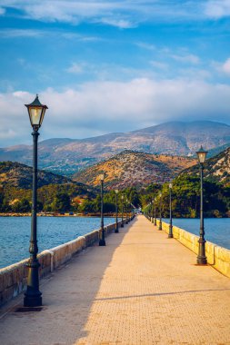 Kefalonia adasındaki Argostoli şehrindeki De Bosset Köprüsü manzarası. De Bosset Köprüsü Argostoli, Kefalonia 'da göl kenarında. Argostoli, Kefalonia, Yunanistan 'daki Obelisk ve de Bosset köprüsü