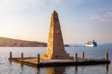 Kefalonia adasındaki Argostoli şehrindeki De Bosset Köprüsü manzarası. De Bosset Köprüsü Argostoli, Kefalonia 'da göl kenarında. Argostoli, Kefalonia, Yunanistan 'daki Obelisk ve de Bosset köprüsü