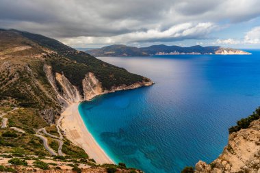 İkonik turkuaz ve safir körfez ve Myrtos, Kefalonia (Cephalonia) adasının hava aracı görüntüsü, İyonya, Yunanistan. Myrtos Sahili, Kefalonia Adası, Yunanistan. Myrtos plajının güzel manzarası.